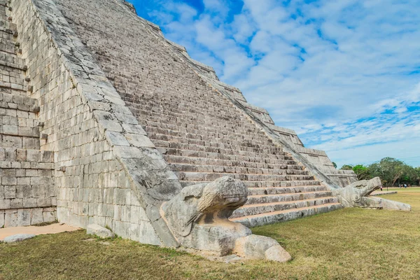 Чичен Ица. Руины майя, колонны в храме тысячи воинов Юкатана, Мексика — стоковое фото