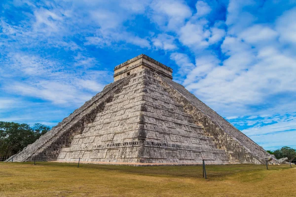 Chichen Itza. Mayské ruiny, sloupce v chrámu tisíc bojovníků Yucatan, Mexiko — Stock fotografie