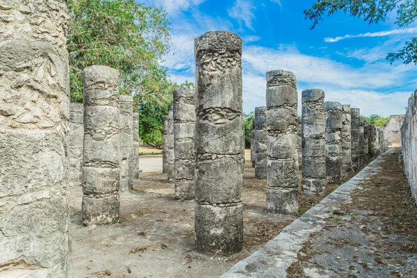 Chichen Itza. Maya harabelerini, sütunlar halinde bir bin savaşçı Yucatan, Meksika Tapınağı