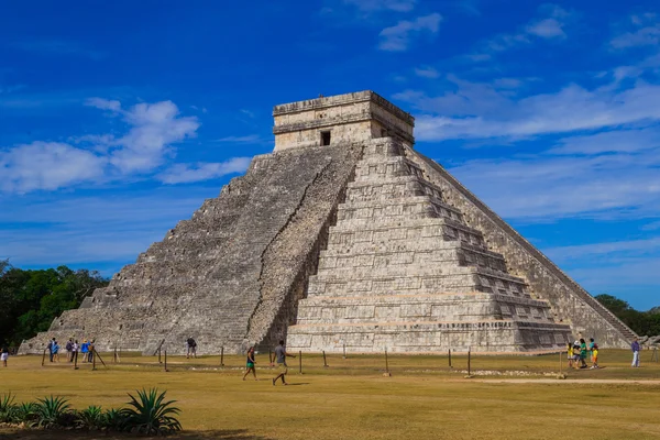 Chichen Itza. Maya harabelerini, sütunlar halinde bir bin savaşçı Yucatan, Meksika Tapınağı