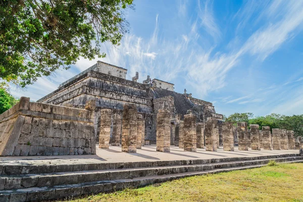 Chichen Itza. Mayské ruiny, sloupce v chrámu tisíc bojovníků Yucatan, Mexiko — Stock fotografie