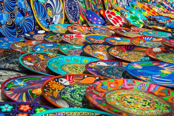 Meksika hatıra. Meksikalı bir gelenek. Mıknatıslar ve hediyeler. Chichen Itza. Maya harabelerini, sütunlar halinde bir bin savaşçı Yucatan, Meksika Tapınağı