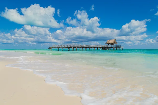 Destroyed jetty in the ocean. Houseboat. Beautiful beach. Isla blanca, Mexico, Cancun — Stock Photo, Image