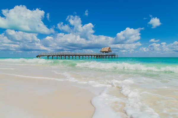 Destruido embarcadero en el océano. Una casa flotante. Hermosa playa. Isla blanca, México, Cancún — Foto de Stock