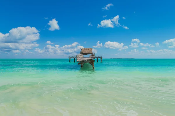 Destroyed jetty in the ocean. Houseboat. Beautiful beach. Isla blanca, Mexico, Cancun — Stock Photo, Image
