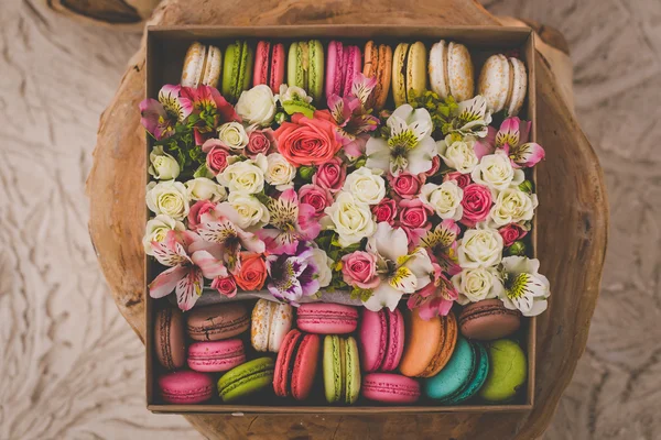 Fransız acıbadem kurabiyesi pasta. Macaroons çiçekli bir kutu içinde