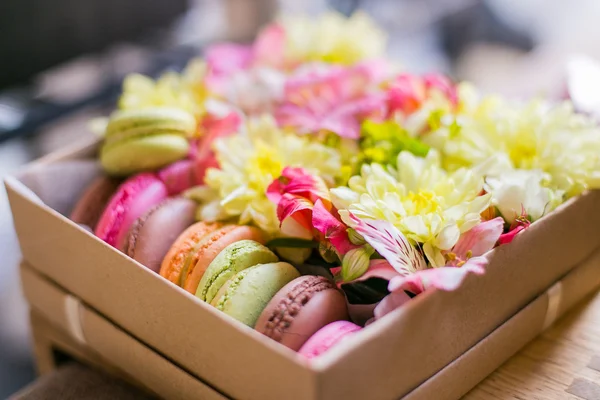 Fransız acıbadem kurabiyesi pasta. Macaroons çiçekli bir kutu içinde