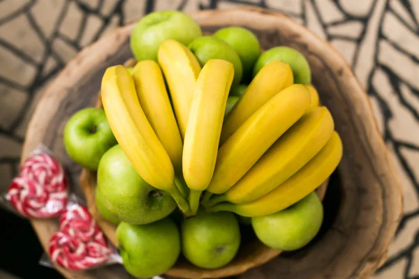 Vejetaryen yiyecekler. Muz, elma, portakal. Meyve