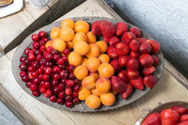 Çilek, kayısı, kiraz bir tabak içinde