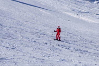 Snowboard, dağlar üzerinde kayakçı binici. Aşırı snowboard freeride spor. Sölden, Alpler, Avusturya
