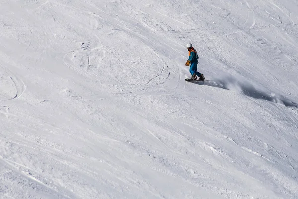 Snowboard, dağlar üzerinde kayakçı binici. Aşırı snowboard freeride spor. Sölden, Alpler, Avusturya