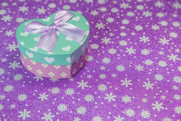 Hediye. Bir Noel hediyesi. Yılbaşı için hediye. Sevgililer gününde bir hediye / kalp şeklinde Noel hediye kutusu