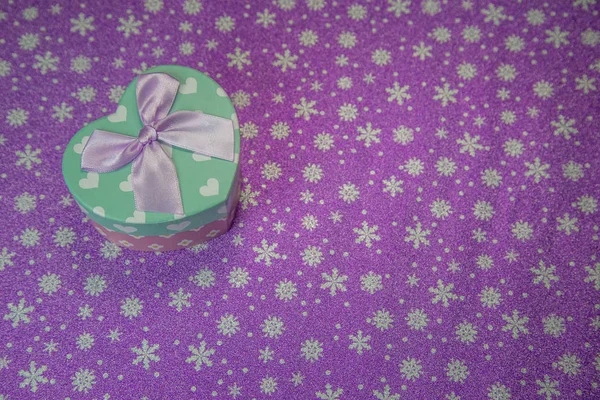 Hediye. Bir Noel hediyesi. Yılbaşı için hediye. Sevgililer gününde bir hediye / kalp şeklinde Noel hediye kutusu — Stok fotoğraf