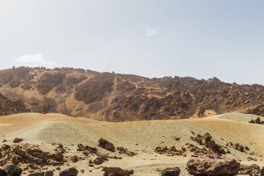 Teide Ulusal Parkı, Tenerife, Kanarya Adaları, İspanya. Kırmızı volkanik kayalar. Çölde dağlarla kaplı volkanik bir kanyon. Donmuş lavın güzel manzarası