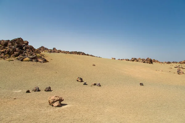 Teide Ulusal Parkı, Tenerife, Kanarya Adaları, İspanya. Kırmızı volkanik kayalar. Çölde dağlarla kaplı volkanik bir kanyon. Donmuş lavın güzel manzarası