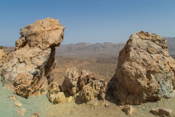Teide Ulusal Parkı, Tenerife, Kanarya Adaları, İspanya. Kırmızı volkanik kayalar. Çölde dağlarla kaplı volkanik bir kanyon. Donmuş lavın güzel manzarası
