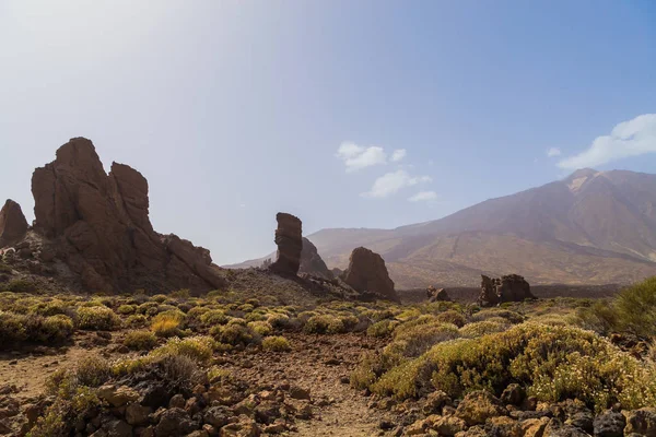 Teide Ulusal Parkı, Tenerife, Kanarya Adaları, İspanya. Kırmızı volkanik kayalar. Çölde dağlarla kaplı volkanik bir kanyon. Donmuş lavın güzel manzarası