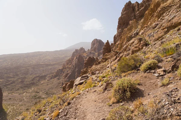 Teide Ulusal Parkı, Tenerife, Kanarya Adaları, İspanya. Kırmızı volkanik kayalar. Çölde dağlarla kaplı volkanik bir kanyon. Donmuş lavın güzel manzarası