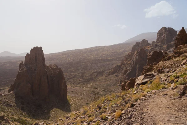 Teide Ulusal Parkı, Tenerife, Kanarya Adaları, İspanya. Kırmızı volkanik kayalar. Çölde dağlarla kaplı volkanik bir kanyon. Donmuş lavın güzel manzarası