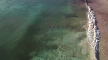 Sea Aerial Manzarası, Top View, inanılmaz doğa arka planı. Suyun rengi ve çok güzel parlak. Gök mavisi plajı. İnanılmaz güzel bir deniz manzarasının uçan insansız hava aracının en üst görüntüsü..
