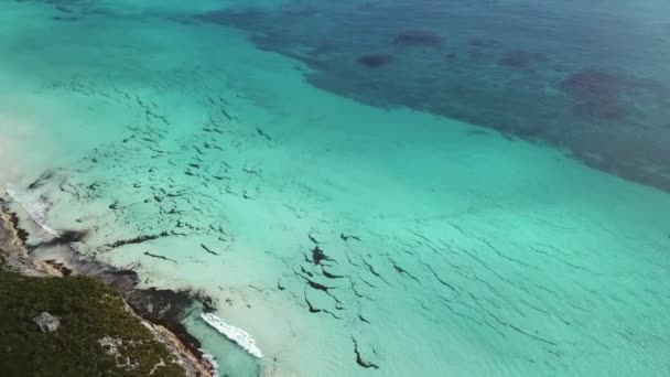 加勒比海海滩的空中景观 热带海滩美景自然景观航拍视频 从一个美丽的海景的无人驾驶飞机上俯瞰高空 海空尽收眼底 墨西哥图卢姆海滩 — 图库视频影像