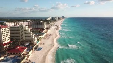 Güzel sahil manzarası. Kumsalda turkuaz deniz suyunun insansız hava aracı görüntüsü. Beyaz kumlu lüks bir tropikal tatil köyü. Hava görüntüsü. Cancun sahili panorama hava manzarası. Zona hotelera üst görünümü. 