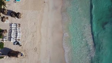 Sea Aerial Manzarası, Top View, inanılmaz doğa arka planı. Suyun rengi ve çok güzel parlak. Gök mavisi plajı. İnanılmaz güzel bir deniz manzarasının uçan insansız hava aracının en üst görüntüsü..