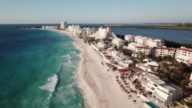 Güzel sahil manzarası. Kumsalda turkuaz deniz suyunun insansız hava aracı görüntüsü. Beyaz kumlu lüks bir tropikal tatil köyü. Hava görüntüsü. Cancun sahili panorama hava manzarası. Zona hotelera üst görünümü. 