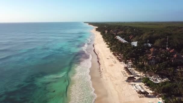 Vue aérienne de la plage de la mer des Caraïbes. Vidéo aérienne de beauté paysage naturel avec plage tropicale. Vue aérienne du haut d'un drone volant d'un paysage marin incroyablement beau. Vue aérienne de la mer, vue de dessus. Tulum Beach, Mexique . 