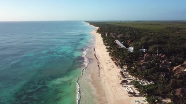 Vue aérienne de la plage de la mer des Caraïbes. Vidéo aérienne de beauté paysage naturel avec plage tropicale. Vue aérienne du haut d'un drone volant d'un paysage marin incroyablement beau. Vue aérienne de la mer, vue de dessus. Tulum Beach, Mexique . 