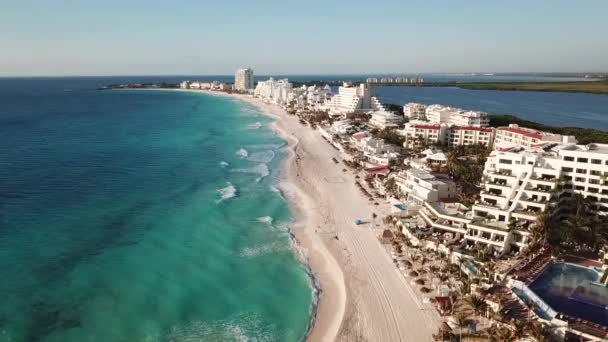 美丽海滩的俯瞰 空中无人驾驶飞机在海滩上拍下绿松石海水 奢华的热带度假胜地 白色的沙子 空中风景 坎昆海滩鸟瞰全景 Zona酒店顶视图 — 图库视频影像