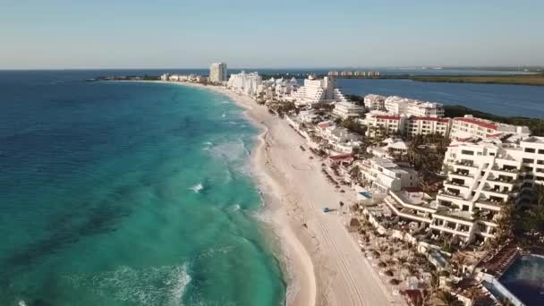 Vista Superior Hermosa Playa Lanzamiento Aéreo Drones Agua Mar Turquesa — Vídeo de stock