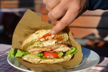 Taze ve lezzetli Sırp sandviç