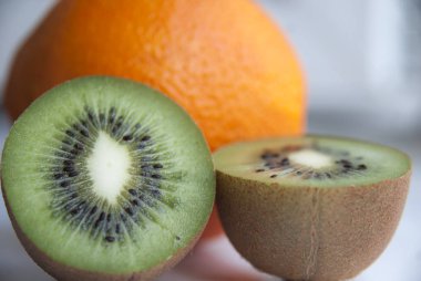 Beyaz arka planda dilimlenmiş Kivi meyvesi