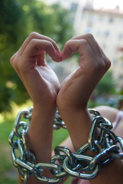 Elinde zincirle genç bir kız