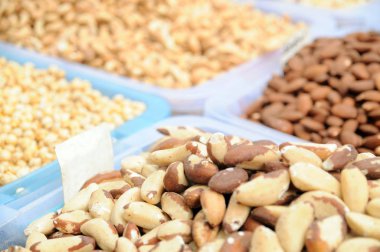 Fıstık ve fıstık pazarına yakın.