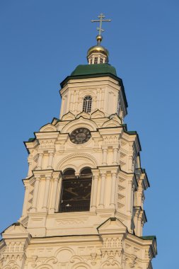 Rusya mavi gökyüzü ile Astrahan Kremlin Kilisesi
