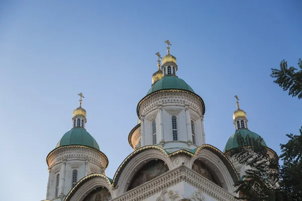 Astrakhan Kremlin kyrka med blå himmel i Ryssland — Stockfoto