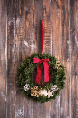 ahşap zemin üzerinde Noel çelenk