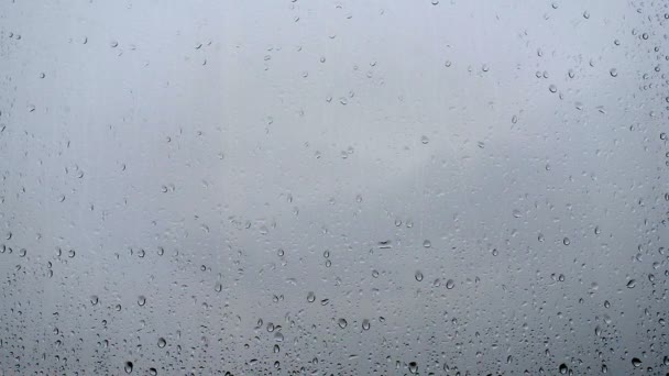 Gotas de lluvia en un cristal de ventana — Vídeos de Stock