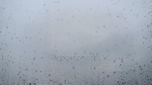 Σταγόνες βροχής σε ένα παράθυρο — Αρχείο Βίντεο
