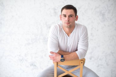 Yakışıklı genç adam beyaz bir arka planda model resim spor giyim.