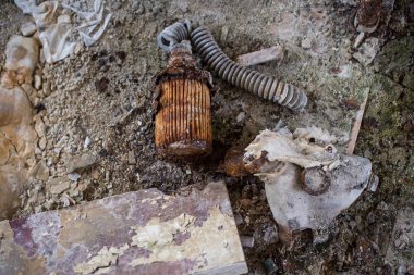 Pripyat şehirde Çernobil dışlama bölgesi, Ukrayna, terk edilmiş okulda eski gaz maskeleri