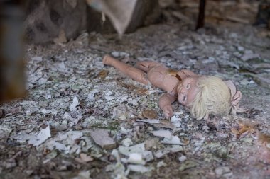 Çernobil dışlama bölge terk edilmiş anaokulunda. Kayıp oyuncakları, kırık bir bebek. Atmosfer korku ve yalnızlık. Ukrayna, hayalet kasaba Pripyat.