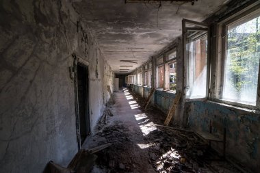Çernobil Yasak Bölge, Ukrayna 'daki Pripyat şehrinde terk edilmiş ortaokul koridoru