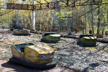 Pripyat, hayalet kasaba nükleer felaketinden sonra kurulan Çernobil dışlama bölgesinde Çarpışan arabalar ile eski eğlence parkı