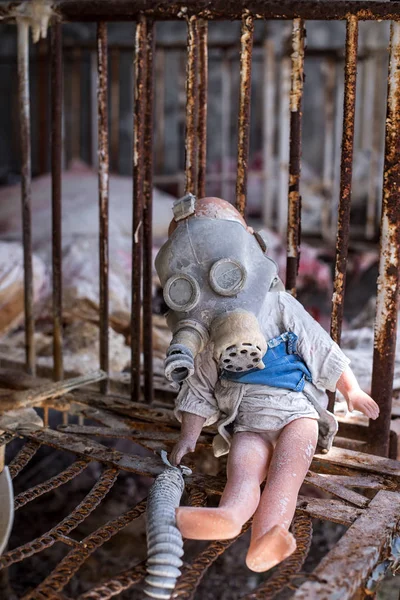Jardín de infancia abandonado en la Zona de Exclusión de Chernobyl. Juguetes perdidos, una muñeca rota. Atmósfera de miedo y soledad. Ucrania, ciudad fantasma Pripyat . — Foto de Stock
