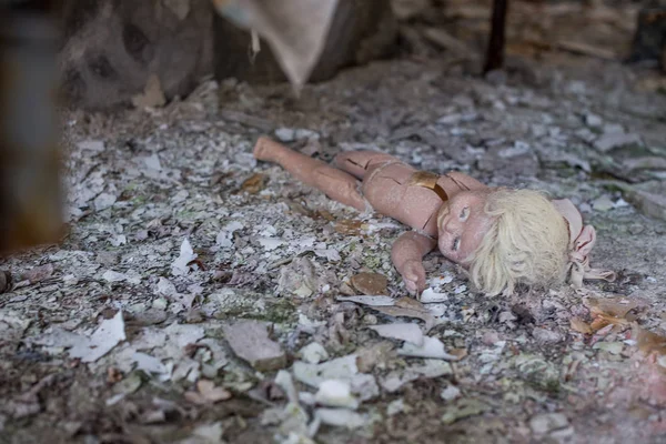 Övergivna förskola i Tjernobyl säkerhetszon. Förlorade leksaker, en trasig docka. Atmosfär av rädsla och ensamhet. Ukraina, spökstad Pripyat. — Stockfoto