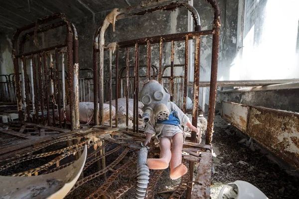 Jardim de infância abandonado na Zona de Exclusão de Chernobil. Brinquedos perdidos, uma boneca partida. Atmosfera de medo e solidão. Ucrânia, cidade fantasma Pripyat . — Fotografia de Stock