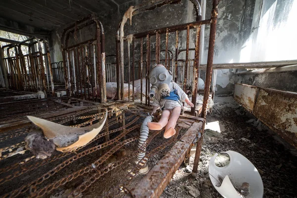 Verlaten kleuterschool in Tsjernobyl uitsluiting Zone. Verloren speelgoed, een kapotte pop. Sfeer van angst en eenzaamheid. Oekraïne, spookstad Pripyat. — Stockfoto